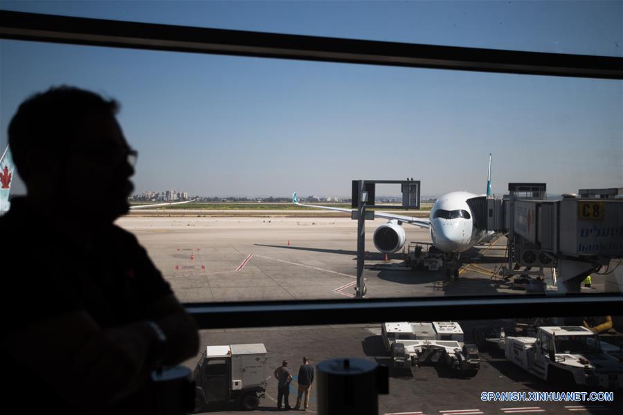 TEL AVIV, marzo 26, 2017 (Xinhua) -- Un viajero observa un avión de pasajeros Airbus A350-900 en el Aeropuerto Internacional Ben Gurion en Tel Aviv, Israel, el 26 de marzo de 2017. Cathay Pacific lanzó el domingo una nueva ruta de vuelo que une a Hong Kong con Tel Aviv. La aerolínea operará 4 vuelos semanales en esta ruta, con un vuelo adicional cada semana durante la temporada alta. (Xinhua/Guo Yu)