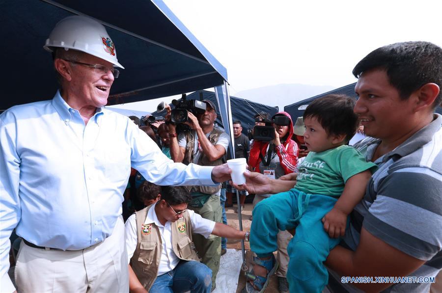 LIMA, marzo 28, 2017 (Xinhua) -- El presidente de Perú, Pedro Pablo Kuczynski (i), interactúa con los residentes durante su visita a la zona de El Chaparral en Carapongo, y Huachipa en Lurigancho afectados por las intensas lluvias, en la provincia de Lima, Perú, el 28 de marzo de 2017.