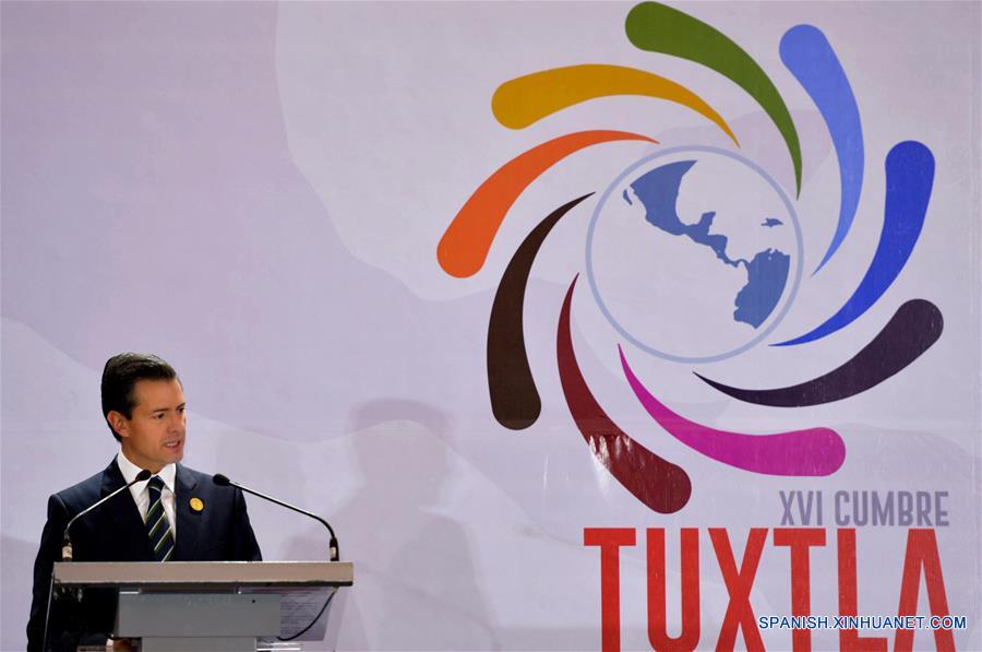 SAN JOSE, marzo 29, 2017 (Xinhua) -- Imagen cedida por la Presidencia de México del presidente mexicano, Enrique Peña Nieto, pronunciando un discurso durante la inauguración de la XVI Cumbre de Jefes de Estado y de Gobierno del Mecanismo de Diálogo y Concertación de Tuxtla, en Escazú, en la provincia de San José, Costa Rica, el 29 de marzo de 2017. La XVI Cumbre de Jefes de Estado y de Gobierno del Mecanismo de Diálogo y Concertación de Tuxtla inició el miércoles en la ciudad de San José en Costa Rica con la presencia de los representantes regionales. En el encuentro participan los presidentes de México, Enrique Peña Nieto, de Colombia, Juan Manuel Santos, de Guatemala, Jimmy Morales y de Panamá, Juan Carlos Varela. (Xinhua/Presidencia de México)