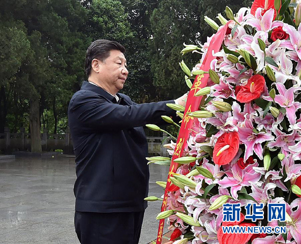 4月24日至27日，中共中央總書記、國家主席、中央軍委主席習近平在安徽調研。這是4月24日上午，習近平在六安市金寨縣紅軍廣場向革命烈士紀念塔敬獻花籃。 新華社記者李濤攝