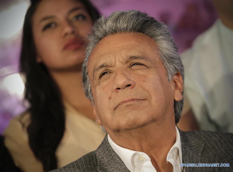 QUITO, abril 4, 2017 (Xinhua) -- El candidato a la presidencia de Ecuador por el oficialista movimiento Alianza País, Lenín Moreno, reacciona luego de conocer los datos oficiales del Consejo Nacional Electoral (CNE) sobre la segunda vuelta de las elecciones presidenciales, en la Casa de Campaña en Quito, capital de Ecuador, el 4 de abril de 2017. El candidato presidencial oficialista, Lenín Moreno, es el nuevo presidente de Ecuador tras ganar con el 51.16 por ciento de los votos válidos en la segunda vuelta de las elecciones presidenciales celebradas el domingo, informó el martes el Consejo Nacional Electoral (CNE). (Xinhua/Santiago Armas) 