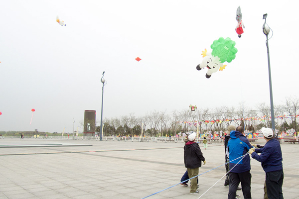 放飛大型風箏需要眾人齊心協力