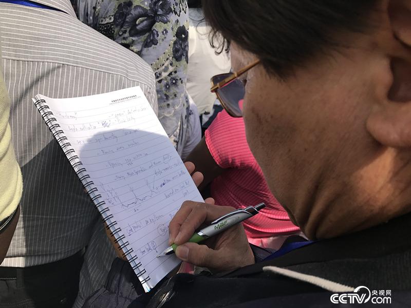 　　來自泰國的學員正在認真做筆記