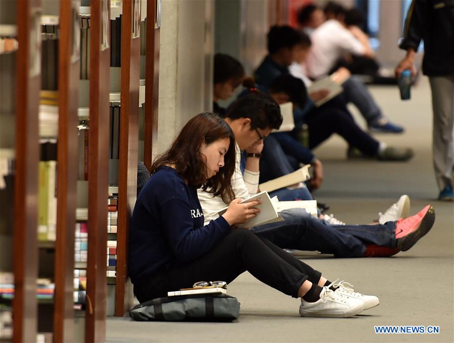 Citizens read books in the National Library of China in Beijing, capital of China, April 23, 2017. The World Book Day falls on Sunday. (Xinhua/Zhang Chenlin)