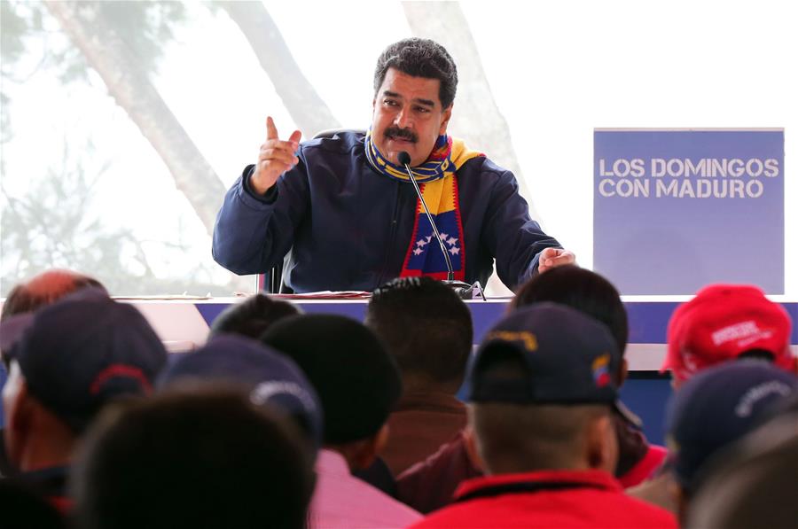 CARACAS, abril 23, 2017 (Xinhua) -- Imagen cedida por la Presidencia de Venezuela, del presidente venezolano, Nicolás Maduro, participando durante su programa "Los Domingos con Maduro" en el parque Waraira Repano en Caracas, Venezuela, el 23 de abril de 2017. El presidente de Venezuela, Nicolás Maduro, acusó el domingo a dos diputados opositores del Congreso de ser presuntos responsables de lo que calificó de "crímenes contra al pueblo", con motivo de los hechos violentos registrados durante los últimos días. El mandatario aseguró, durante su programa semanal, que los legisladores José Guerra y Tomás Guanipa son los principales señalados por varias de las situaciones irregulares en Caracas. (Xinhua/Presidencia de Venezuela)