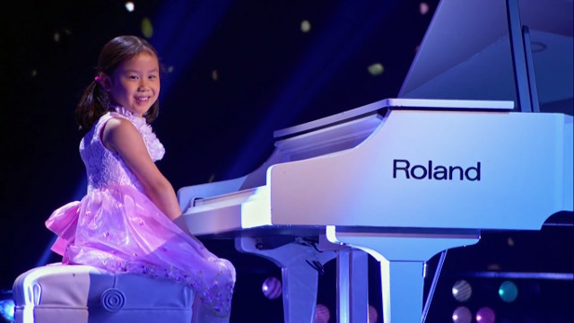 This week, 5-year-old Anke wowed the audience on the Harvey-hosted talent show Little Big Shots with her insane piano skills, while at the same time melting their hearts with her adorable smiles.