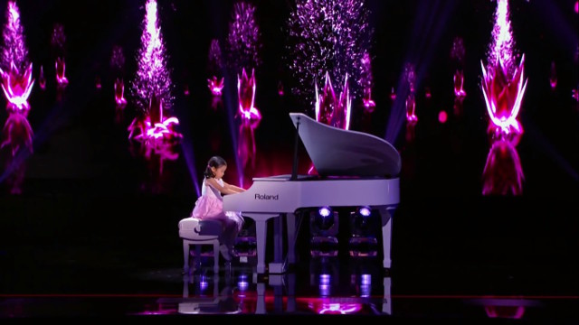 This week, 5-year-old Anke wowed the audience on the Harvey-hosted talent show Little Big Shots with her insane piano skills, while at the same time melting their hearts with her adorable smiles.