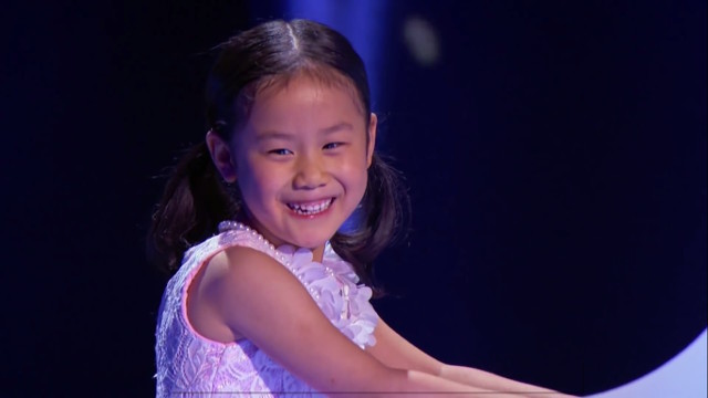 This week, 5-year-old Anke wowed the audience on the Harvey-hosted talent show Little Big Shots with her insane piano skills, while at the same time melting their hearts with her adorable smiles.