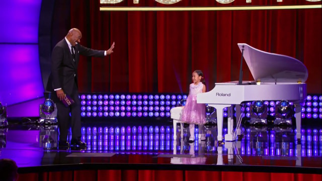 This week, 5-year-old Anke wowed the audience on the Harvey-hosted talent show Little Big Shots with her insane piano skills, while at the same time melting their hearts with her adorable smiles.