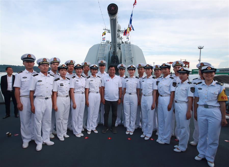 Philippine President Rodrigo Duterte (C) poses for a photo with Chinese navy sailors on missile destroyer Changchun in Davao City, the Philippines, May 1, 2017. A Chinese naval fleet has begun a three-day friendly visit after arriving Sunday at Davao City in the southeastern region of The Philippines. (Xinhua/Yu Wei)