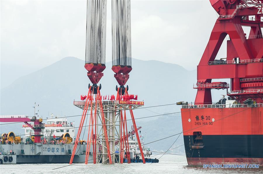  Instalan en China componente clave de puente marítimo más largo del mundo