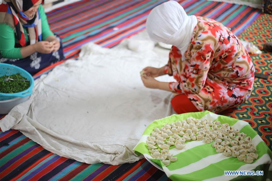 Afghan women make Ashak at home in Mazar-e-Sharif, capital of northern Balkh province, Afghanistan, April 21, 2017. [Photo/Xinhua]