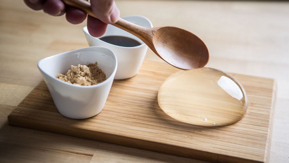 The clear dessert which is made into the shape of a water droplet doesn’t taste of much, but takes up the flavor of the syrup which is served with it (kuromitsu) and the roasted soybean powder. 