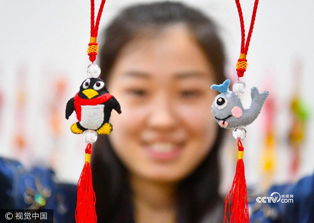 A college student shows her handmade sachets in Zhumeng Community, Bozhou of Anhui Province, May 23, 2017.