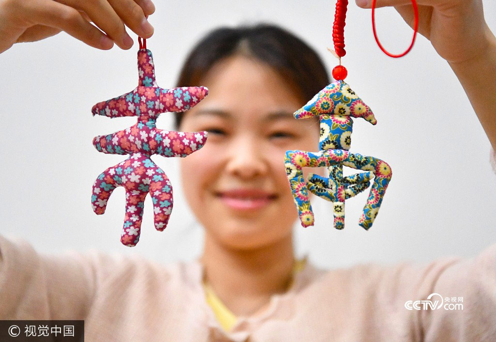 A college student shows her handmade sachets in Zhumeng Community, Bozhou of Anhui Province, May 23, 2017