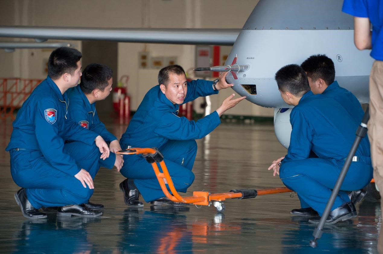 李浩給年輕的飛行員講無人機系統。(楊軍/攝影 )