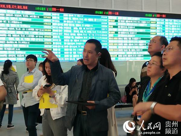 貴州貨車幫科技有限公司副總裁趙強向記者介紹貨車幫發展情況。