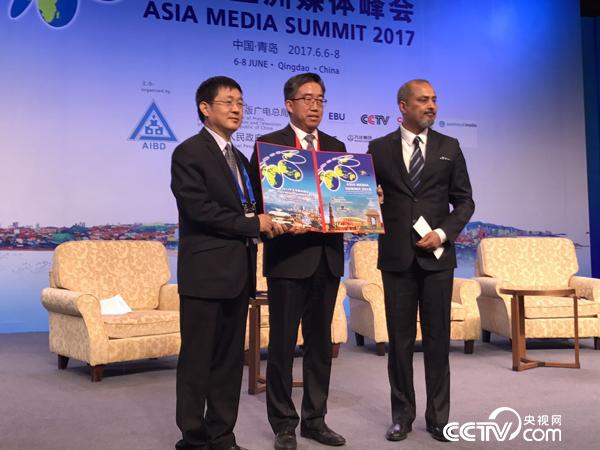 The Chair is handed over from Qingdao to Delhi, host city of AMS 2018   Photo/Li Shouen