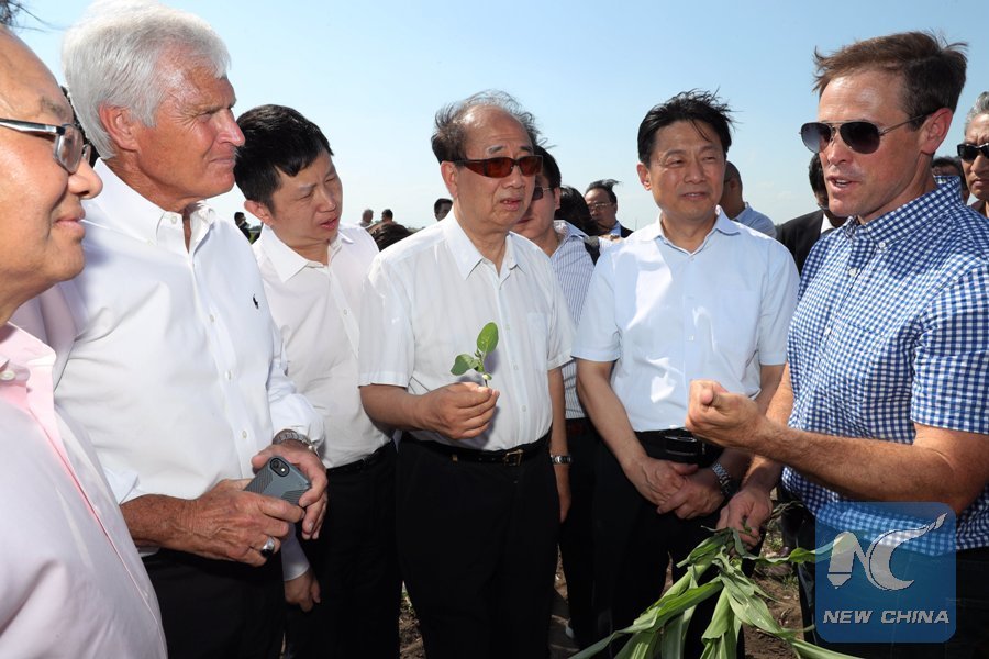 Grant Kimberley(R), son of Kimberley Farm owner, introduces crop planting and agricultural techniques used by his farm in Des Moines, Iowa, the United States, June 11, 2017.(Xinhua/Wang Ping)