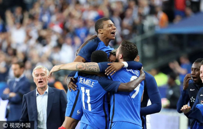 法國隊員擁抱慶祝勝利