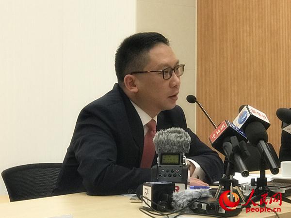 香港律政司司長袁國強接受媒體採訪