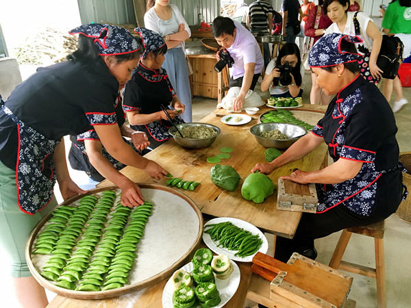 記者們對“安遠小吃”充滿興趣 央視網鄭芳攝