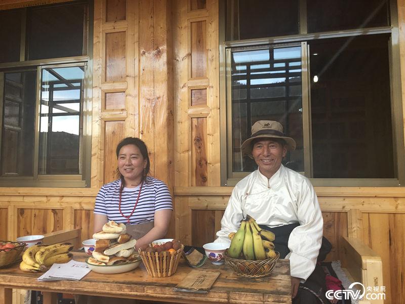 　　仲格草和她父親貢布東智