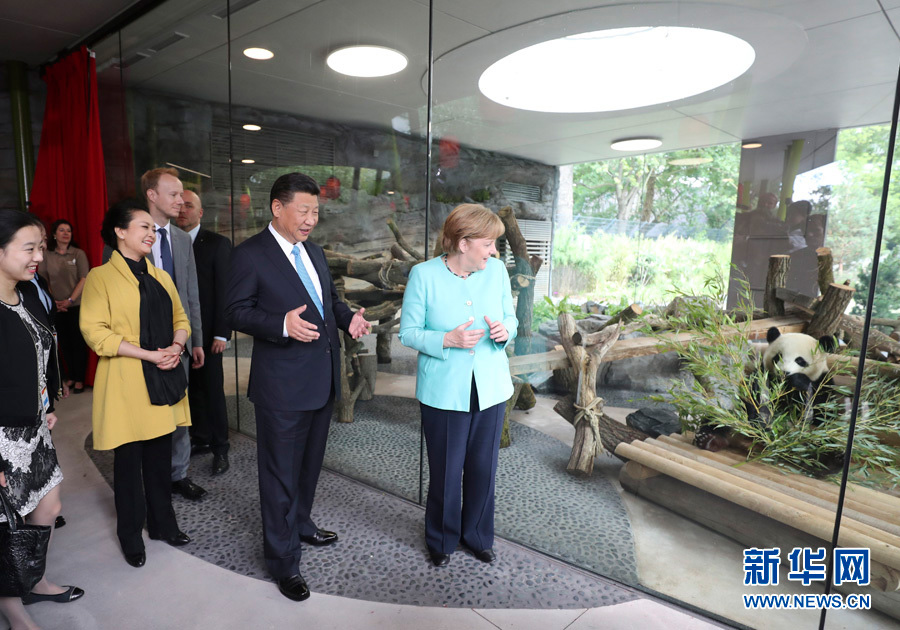 7月5日，國家主席習近平同德國總理默克爾共同出席柏林動物園大熊貓館開館儀式。這是習近平和夫人彭麗媛同默克爾在大熊貓館。-新華社記者馬佔成-攝