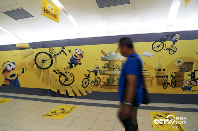 Against a yellow background, the little fun-loving creatures ride the distinctive yellow ofo bikes, cheerfully roaming in their world. Wearing their trademark blue overalls and metallic goggles, they make lovely laughing and pouting expressions.