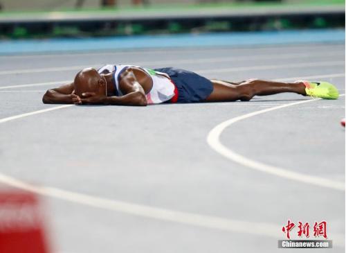 裏約奧運男子萬米決賽，英國選手法拉赫被絆倒後繼續比賽，並成功衛冕奧運萬米跑金牌。中新網記者 杜洋 攝