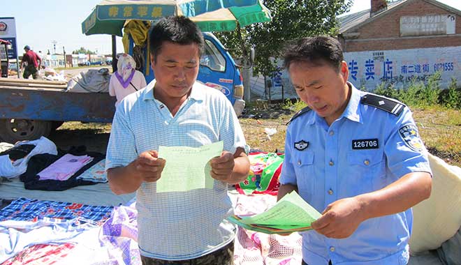 在集市上發放治安防範宣傳單