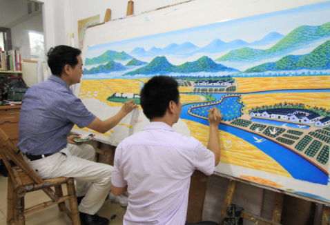 龍門農民畫創作中心裏，畫家們正在創作一幅描繪家鄉風景的圖