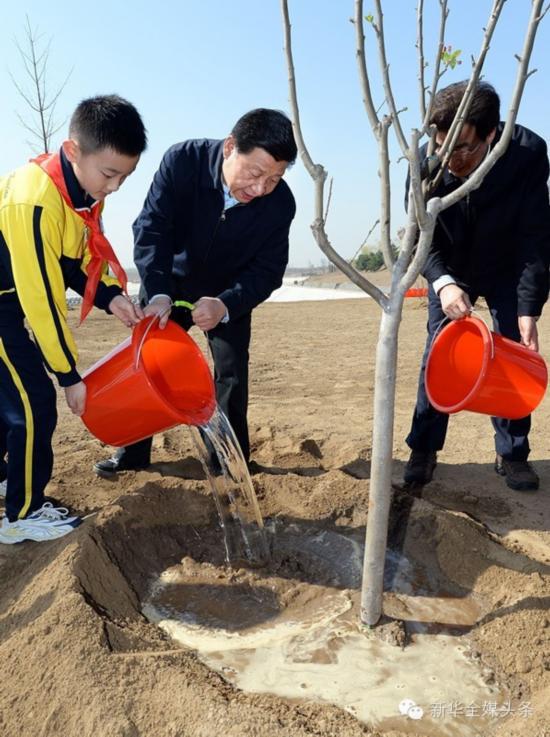 2014年4月4日，習近平在北京團城湖植樹。新華社記者 李濤攝