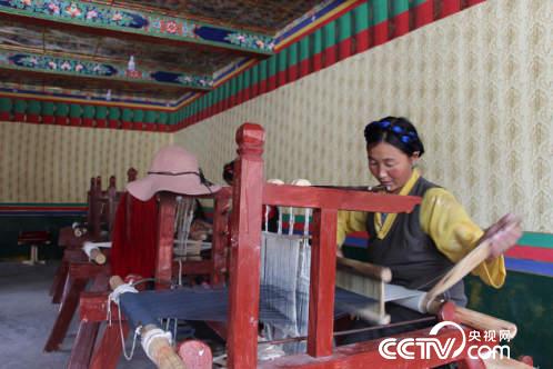 藏族婦女在合作社生産卡墊