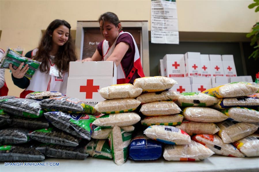 Personal de la Cruz Roja recibe donativos en el centro de acopio de la Sede Nacional de la Cruz Roja Mexicana para los damnificados por el sismo de los estados de Oaxaca y Chiapas, en la Ciudad de México, capital de México, el 9 de septiembre de 2017. Al menos 61 personas murieron y decenas resultaron heridas en el sur de México por el sismo más potente registrado en el país en un siglo, de 8.2 grados, causando daños mayores a empobrecidos poblados, informaron las autoridades. (Xinhua/Francisco Cañedo)