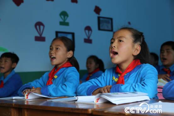 三家子滿族學校的學生在學習滿語