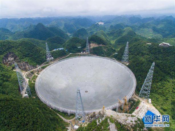 被譽為“中國天眼”的５００米口徑球面射電望遠鏡，是具有我國自主知識産權、最靈敏的射電望遠鏡。它的落成啟用，對我國在科學前沿實現重大原創突破、加快創新驅動發展具有重要意義。（圖片來源：新華網）