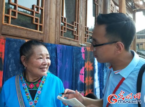 圖説：侗族大歌國家級非物質文化遺産傳承人吳品仙接受光明網記者採訪。