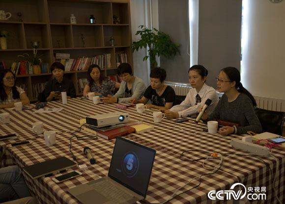 圖為央視少兒頻道新媒體負責人謝娟正在講述節目創作背景