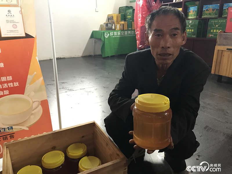 陰亭賣的蜂蜜每瓶5斤，售價125元。（記者 王莉莉攝）