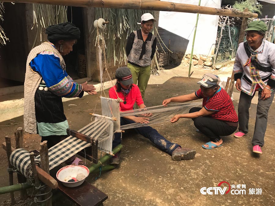 鄭芬蘭體驗當地麻紡織工藝