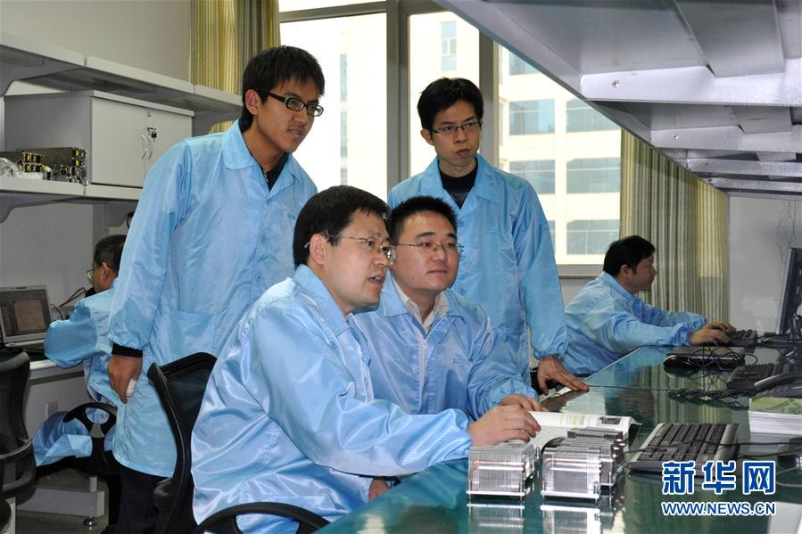王恩東（前左一）和同事在做實驗（資料照片）。 新華社發