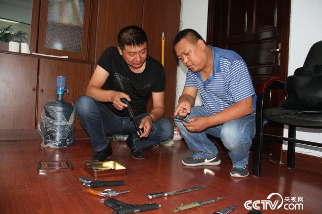 朱振龍同志在偵破金哲犯罪團夥中繳獲的槍支及管制刀具
