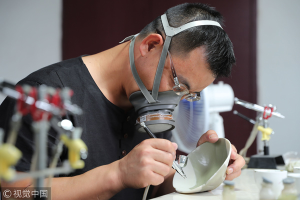 Zheng Weiguo, 46, lives in Longquan, east China’s Zhejiang province. He had a hobby of collecting celadons, but it was a pity that most of the pieces he found were incomplete. Thus, the thought of learning to restore the ancient porcelains emerged.