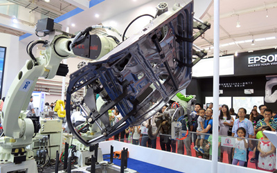 (A welding robot on display at the 2017 World Robot Conference in Beijing, Aug 25,2017. Photo from Xinhua)