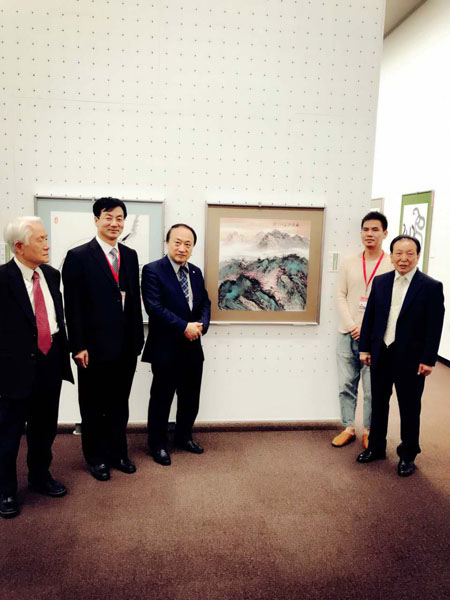 圖為日本、韓國兩位會長與中國畫家田明傑及其作品合影