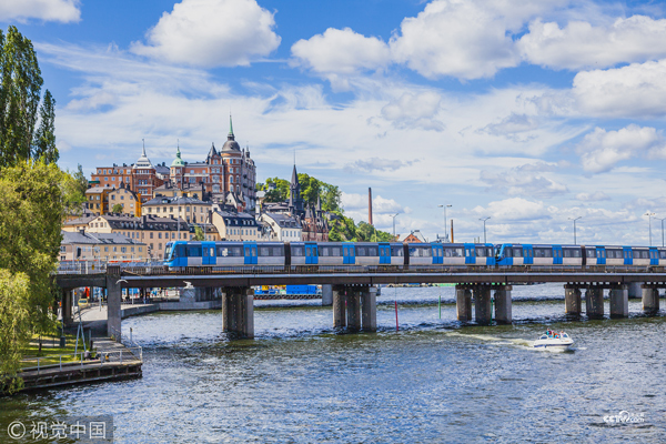 瑞典，斯德哥爾摩，鐵路橋樑上的火車。
