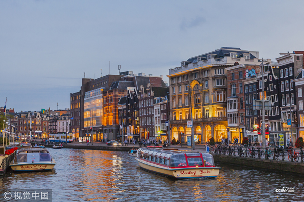 荷蘭阿姆斯特丹，在運河中行駛的遊艇。