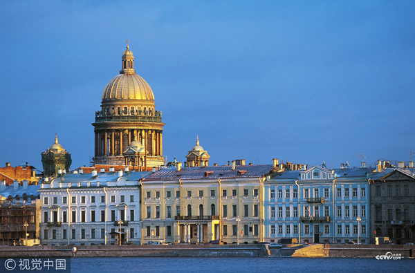 俄羅斯聖彼得堡，聖以撒大教堂和涅瓦河。
