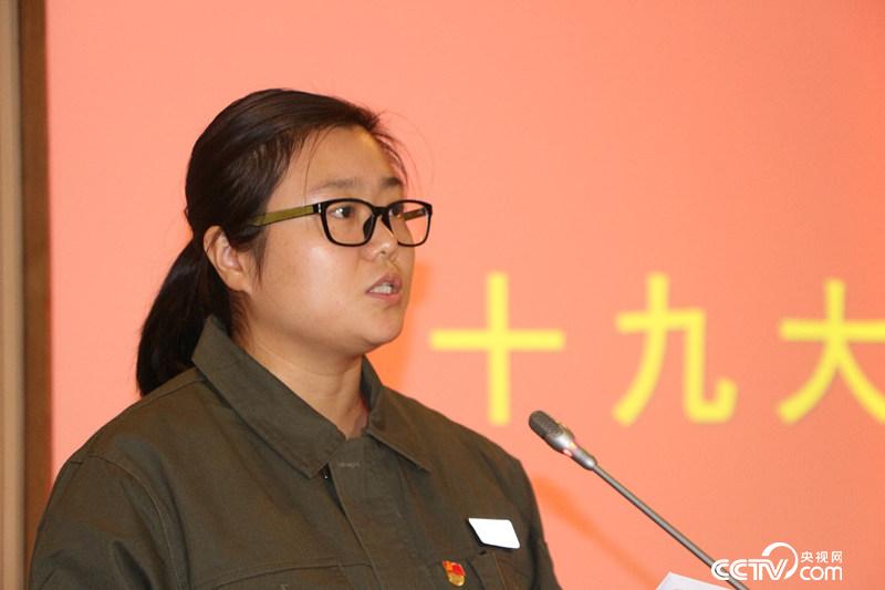 李瑩在宣講十九大報告精神。